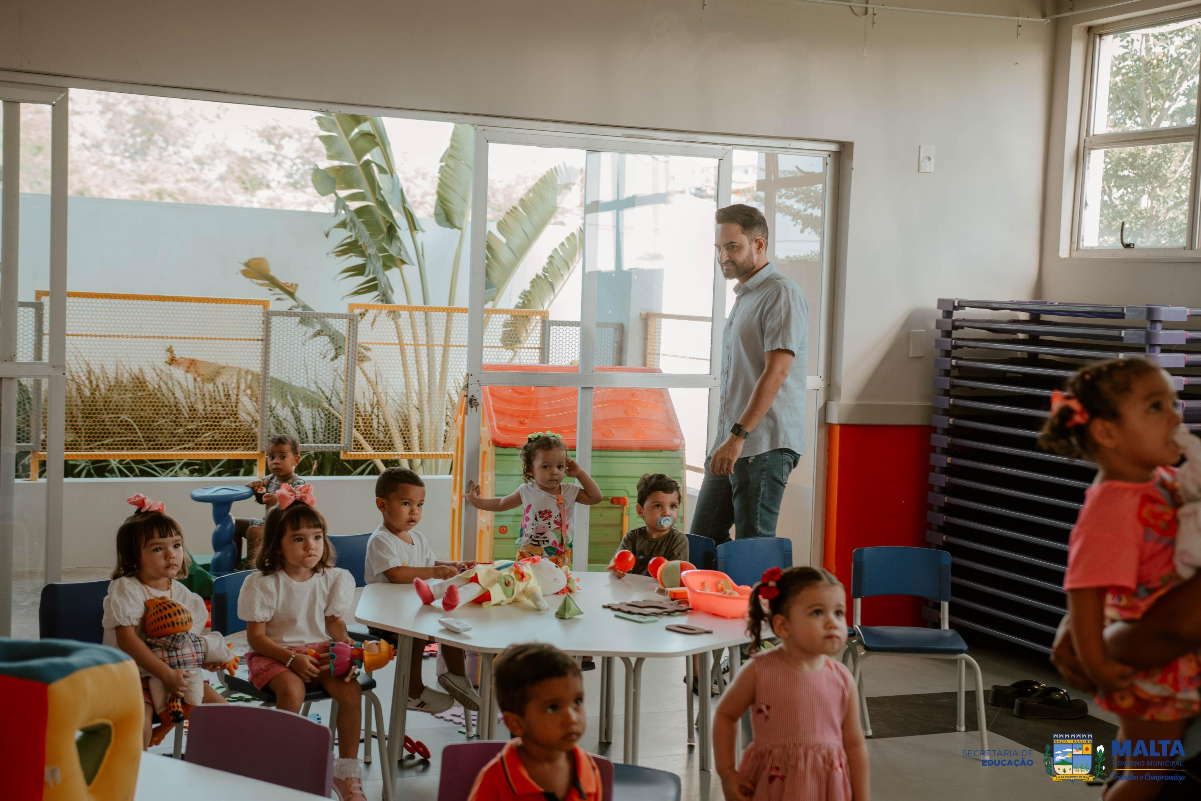 VOLTA S AULAS EM MALTA: SECRETRIO ACOMPANHA ACOLHIDA DOS ALUNOS NA REDE MUNICIPAL E ENTREGA KITS ESCOLARES