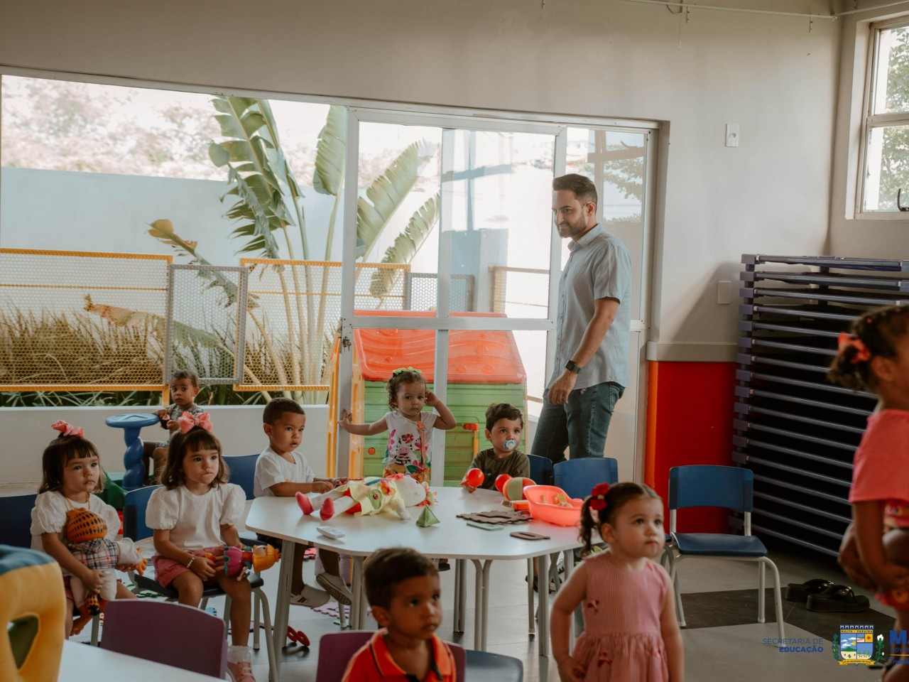 VOLTA S AULAS EM MALTA: SECRETRIO ACOMPANHA ACOLHIDA DOS ALUNOS NA REDE MUNICIPAL E ENTREGA KITS ESCOLARES