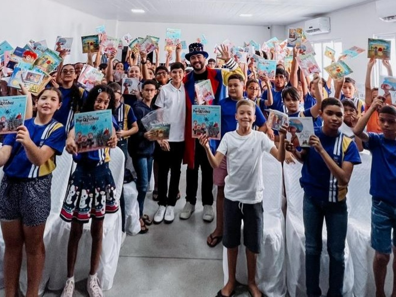 OS ESCRITORES J�NIOR MISAKI E JO�O MIGUEL ENCANTAM ALUNOS EM MANH� LITER�RIA NA ESCOLA C�NEGO JOAQUIM, EM MALTA